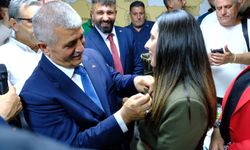 İzmir’de Mardinlilerden MHP’ye dikkat çeken katılım: 278 kişi rozet taktı