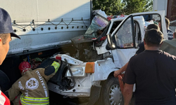 İzmir yolunda meyve yüklü kamyonet TIR'a çarptı: 1’i ağır 2 yaralı