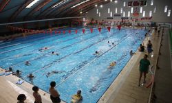 Karşıyaka Belediyesi'nin yüzme havuzu yazın ilgi odağı oldu