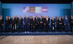 NATO aile fotoğrafı çekilirken neler yaşandı? Liderler arasındaki diyaloglar gündem oldu