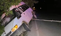 Ödemiş’te minibüs ağaca çarptı: 2 kişi yaralandı
