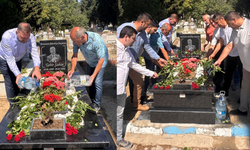 Gümrükçü’den Eski Menemen Belediye Başkanı Şahin’in mezarı başında anma ziyareti