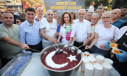 Yüzlerce Karşıyakalı aşurenin bereketini paylaştı