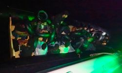 Çeşme açıklarında can pazarı! Lastik bottaki 25 düzensiz göçmen kurtarıldı