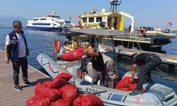 İzmir’de yasa dışı kara midye avına geçit yok: 560 kilo midye denize bırakıldı