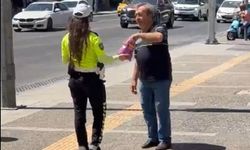 İzmir’de trafik polisinden kandil jesti: Vatandaşlara çikolata ikram etti