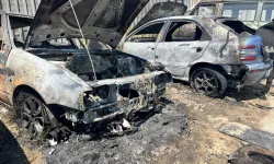 Bornova’da park halindeki araçlar alevlere teslim oldu: 4 otomobil kullanılamaz hale geldi