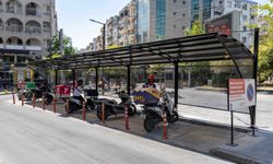 Bornova'dan sıcak ve yağmura karşı çözüm: Motokuryeler ve vatandaşlar için gölgelik uygulaması