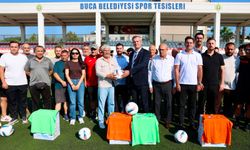 Buca’da amatör futbol kulüplerine destek: Spor malzemeleri dağıtıldı