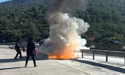 Torbalı'da seyir halindeki hafif ticari araç alevlere teslim oldu