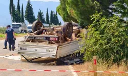 Karşı şeride geçen kamyonet devrildi: 3 kişi hayatını kaybetti