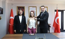 YENİ Parti İzmir’de büyüyor: Başkan Mutlu ve 19 meclis üyesi rozet taktı