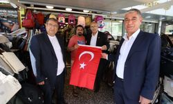 Buca'da 30 Ağustos coşkusu büyüyor: Esnafa bayrak dağıtıldı