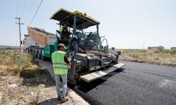 Bergama’da asfalt mesaisi: Ana arterler ve kırsal yollar yenileniyor