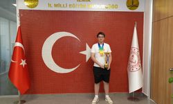 İzmirli öğrenciden Singapur’da dünya ikinciliği!