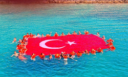Çeşme’de kadınlar Zafer Bayramı’nı denizde kutladı: Türk bayrağını dalgaların üzerinde açtılar