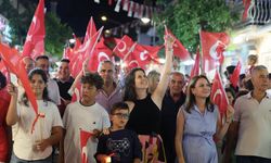 Çeşme’de 30 Ağustos coşkusu: Binlerce kişi fener alayında buluştu