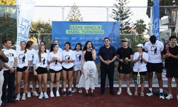 Çeşme’de spora yeni yatırım: 16 Eylül Kurtuluş Parkı’na padel kortu açıldı