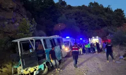 Tire’de feci kaza: Minibüs kayalıklara çarptı