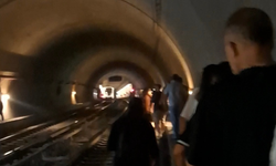 İzmir’de metro arızası: Yolcular nefessiz kaldı, raylarda yürüdü