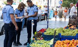 İzmir’de kaldırım işgaline zabıta müdahalesi! Malzemeler toplandı