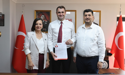 Karabağlar'da siyasi tablo değişti: Başkan Kınay ve 17 meclis üyesi YENİ Parti saflarında