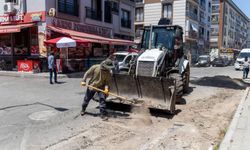 Karşıyaka'da asfalt ve parke onarımları aralıksız sürüyor