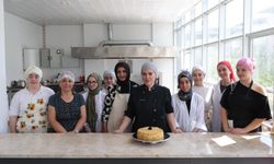 Konak’ın en “tatlı” kursu büyük ilgi gördü: Kadınlar pastacılıkla mesleğe hazırlanıyor