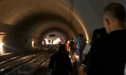 İzmir’de metro arızası: Yolcular nefessiz kaldı, raylarda yürüdü