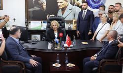 Menderes Belediyesi’nde devir teslim coşkusu: Ayrımız gayrımız yok, kapımız herkese açık