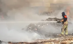 Buca’da çöplük kabusu bitmiyor: Sanayide yine yangın çıktı, esnaf isyan etti!