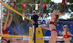 Foça’da plaj voleybolu heyecanı: 35 ülkeden 70 takım Avrupa şampiyonluğu için mücadele ediyor