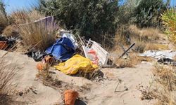 Çeşme Altınkum’da tepki çeken görüntü: Kum zambaklarının bulunduğu alan çöplüğe döndü