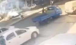 İzmir’de korkutan kaza: Kamyonetin açılan kapısı bisikletliye çarptı