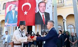 Vali Elban’dan tüm İzmirlilere çağrı: Evlerimizi bayraklarla donatalım, coşkuyu birlikte yaşayalım