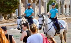 Atlı jandarmalar İzmir’in 12 ilçesinde devriyede