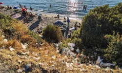İzmir’de cennet koy çöplüğe döndü: Tatilciler uyarıları hiçe saydı