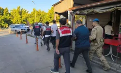 İzmir'de FETÖ operasyonu: 24 şüpheliden 3'ü tutuklandı