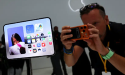 Apple katlanabilir iPhone’u piyasaya sürdü: Samsung dalga geçti