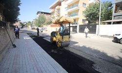 Menderes Belediyesi’nde asfalt seferberliği: 2 haftada 1500 metrekare yol yenilendi