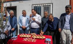 Bornova’da kovandan çıkan ballar ihtiyaç sahipleri için kavanozlandı