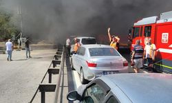 Bayraklı Tünelleri’nde çıkan yangın kısa sürede kontrol altına alındı: Tır kullanılamaz hale geldi!
