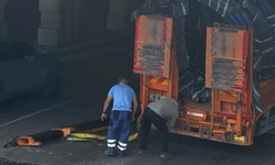 Konak’ta alt geçide vinç sıkıştı, trafik kontrollü sağlandı