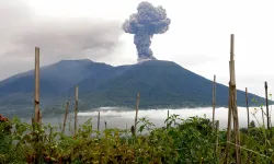 Endonezya’da Anak Krakatau alarmı: 1558 uçuş iptal, 170 bin yolcu mahsur