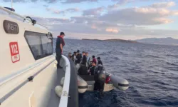 Aliağa açıklarında lastik bottaki 19 göçmen yakalandı