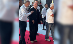 Cem Yılmaz, “bastonla yürüyor” yorumlarını tiye aldı
