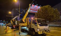 Karşıyaka’daki billboard krizinde İZBB’den açıklama: 20 reklam ünitesi depoya kaldırıldı