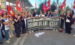 İzmir’de öğretmenlerden Turgutlu’daki saldırıya tepki: Önlüklerini yere bıraktılar