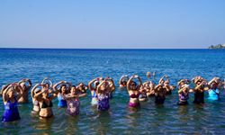 Seferihisar’da Dünya Barış Günü’ne denizde pilatesle başladılar