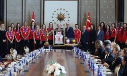 Cumhurbaşkanı Erdoğan, şampiyon Filenin Sultanları’nı Külliye’de ağırladı